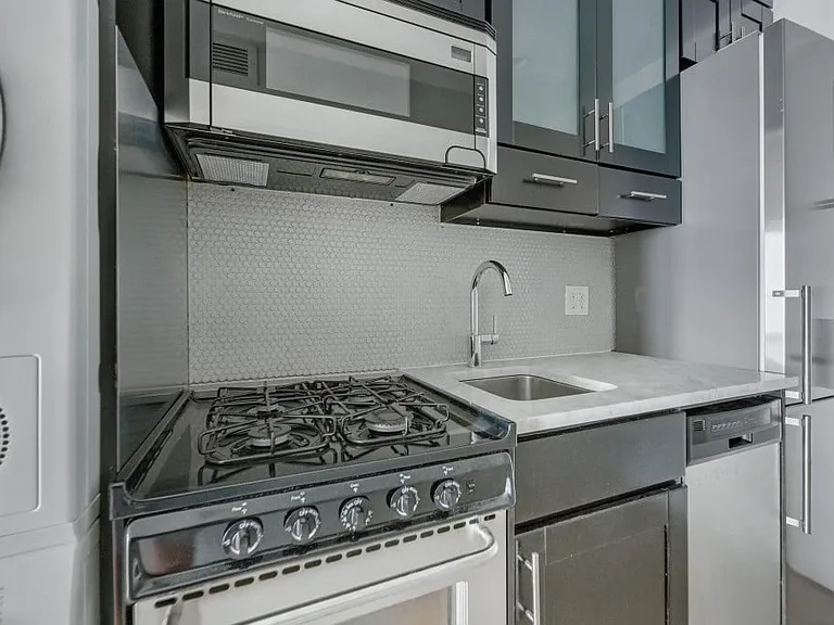 152 2nd Ave #2F — Photo 1