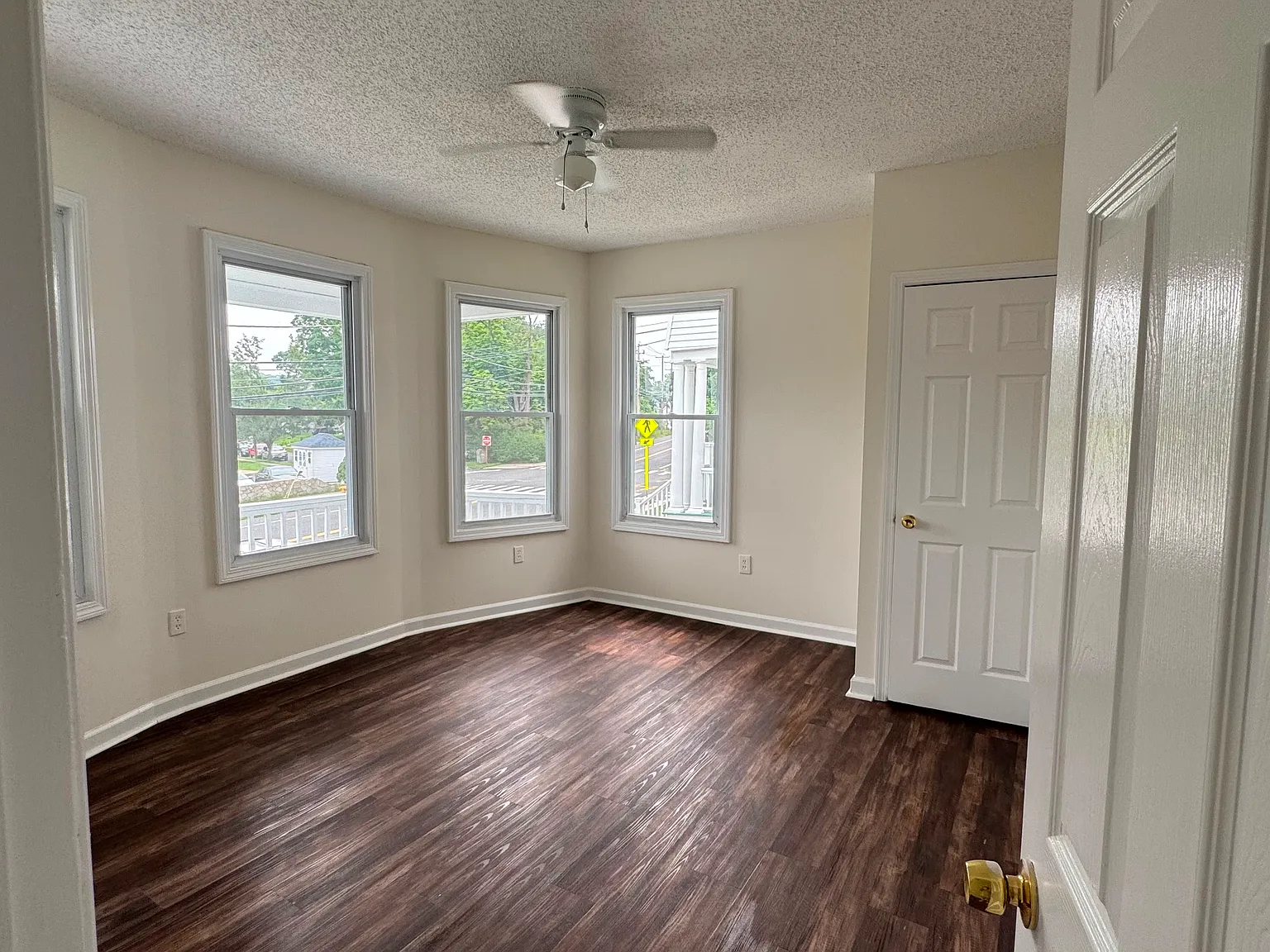 3 bed, 1.5 bath, 1100 sqft, $2,200 — Photo 3