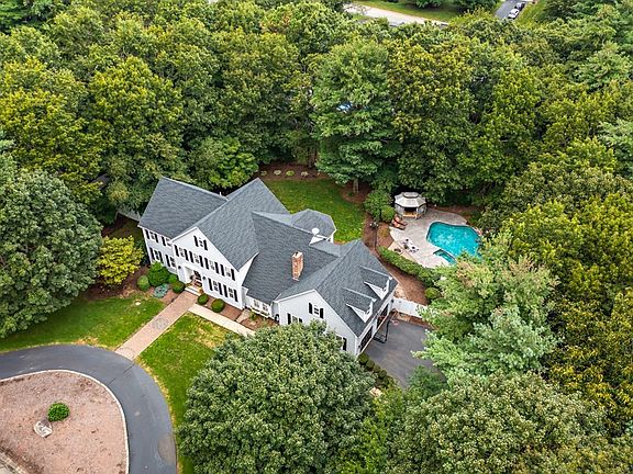 3rd image of 10 Rosewood Dr