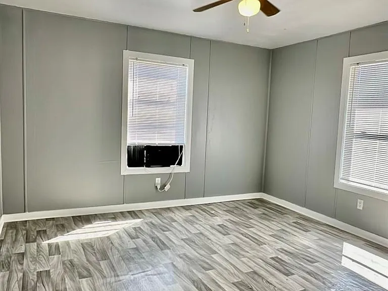 1907 Avenue C #4 — Photo 11