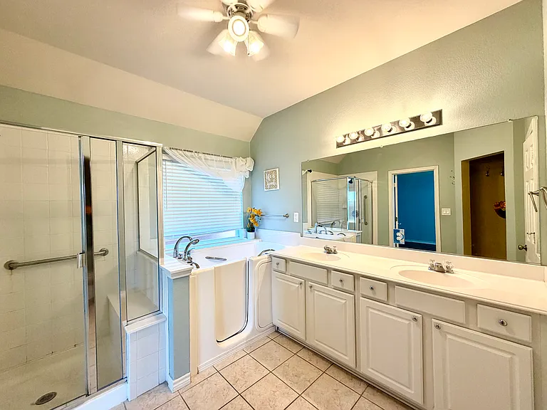 902 Rockton Dr — Photo 13