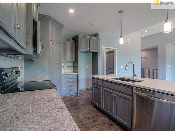 5th image of 707 SW Joseph Cir