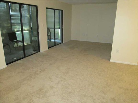 4th image of 921 NE 199th St APT 107