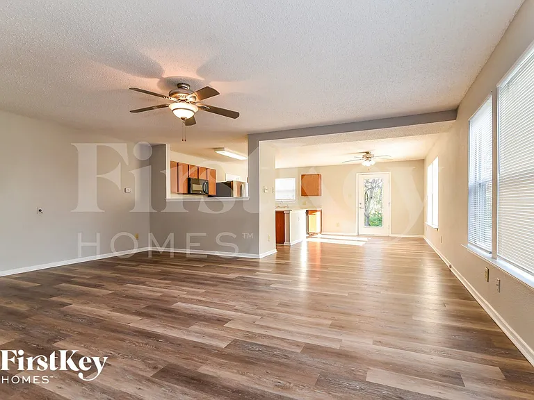 8823 Youngs Creek Ln — Photo 3