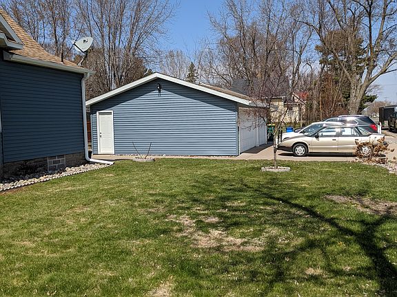 3rd image of 642 1st Ave E