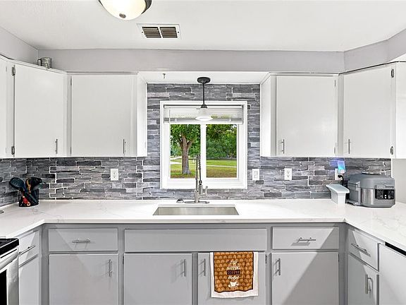4th image of 1518 Dickens Rd