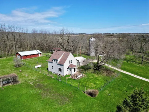 3209 Echo Valley Rd, Decorah, IA 52101