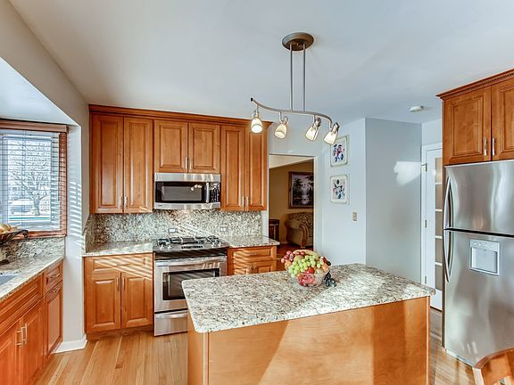 5th image of 872 Medford Cir