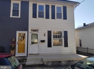 32 E Center St, Lititz, PA 17543