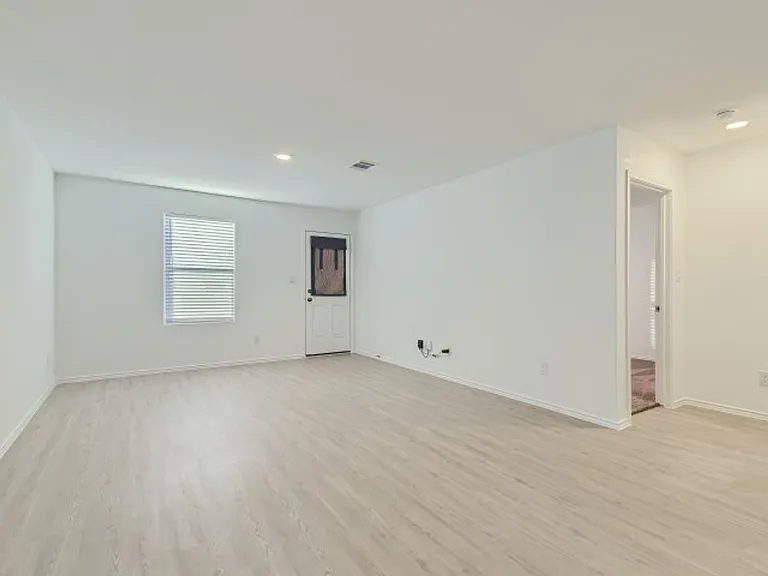 3414 Jacobs Wl — Photo 2
