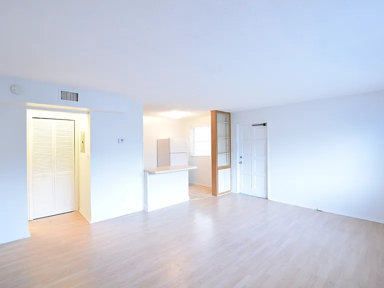Delaney Court — Photo 9