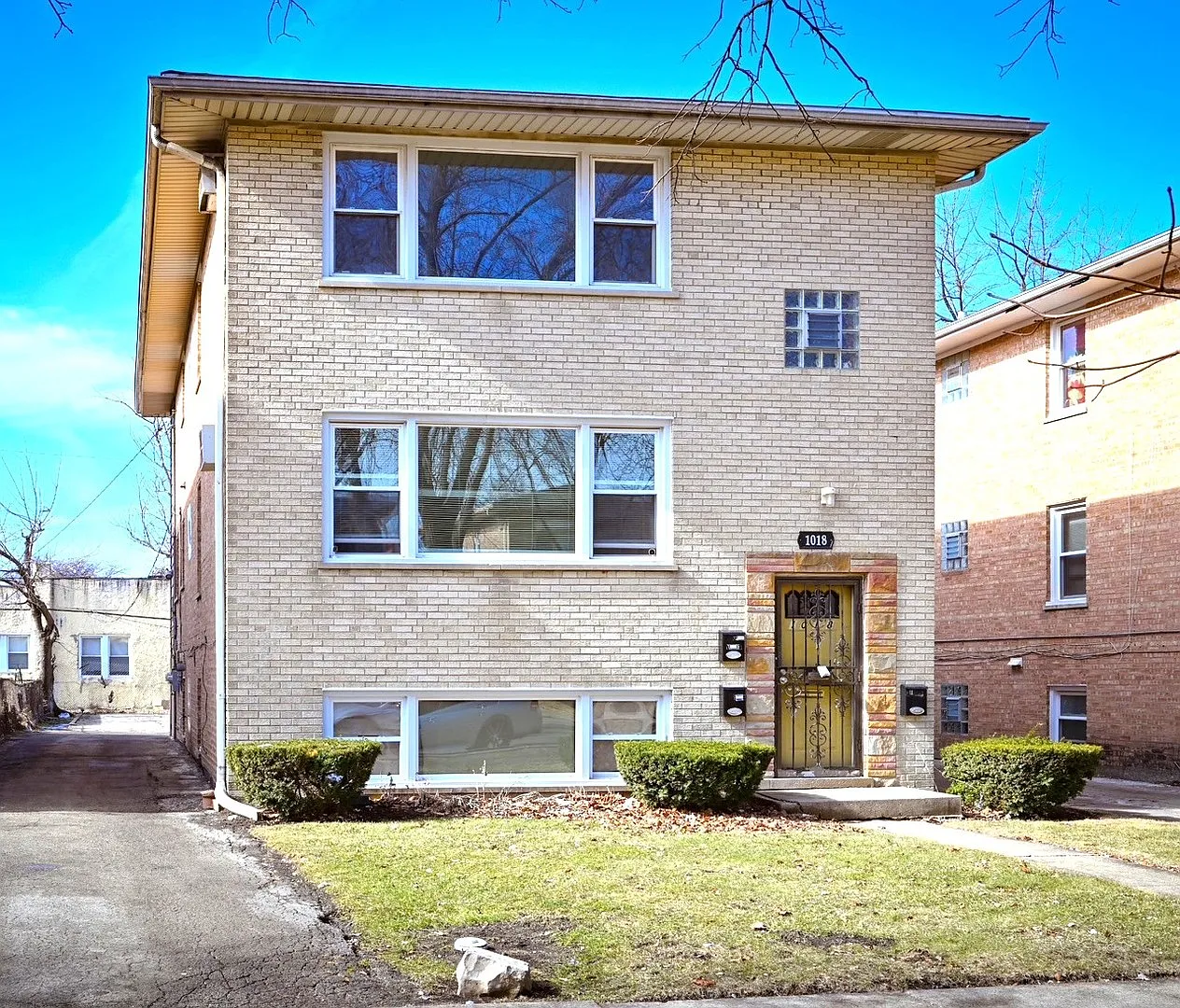 3 bed, 898 sqft, $2,100 — Photo 1
