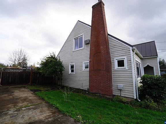 4th image of 2256 Evergreen Ave NE