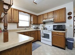 2070 Oakwood Dr, Green Bay, WI 54304