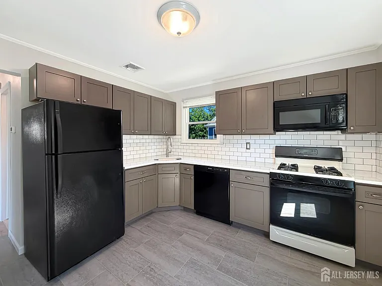 19 S Van Buren Ave — Photo 3