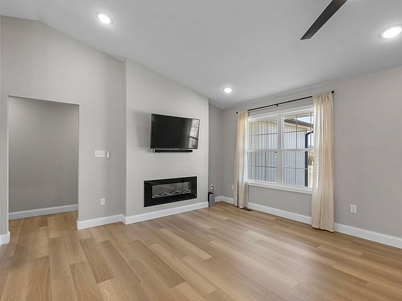 4th image of 524 Old Poplar Rd