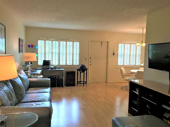 4th image of 21 Pine Arbor Ln