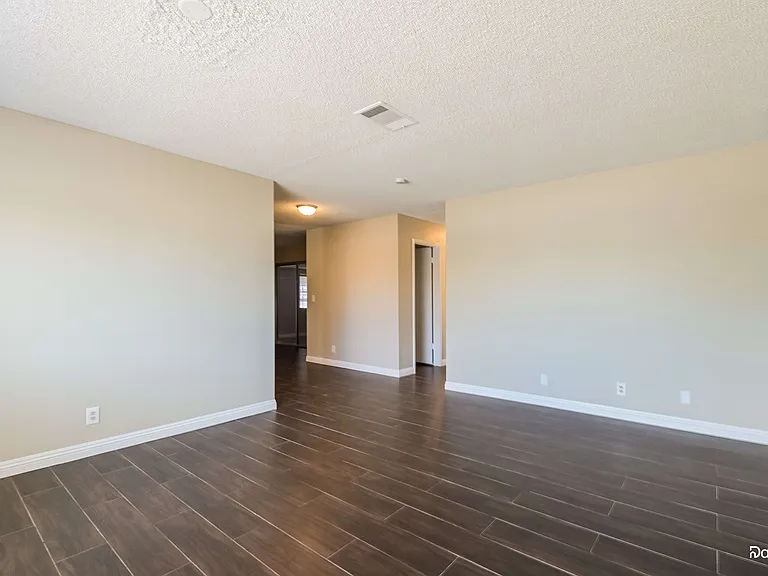 422 Chateau Dr — Photo 4