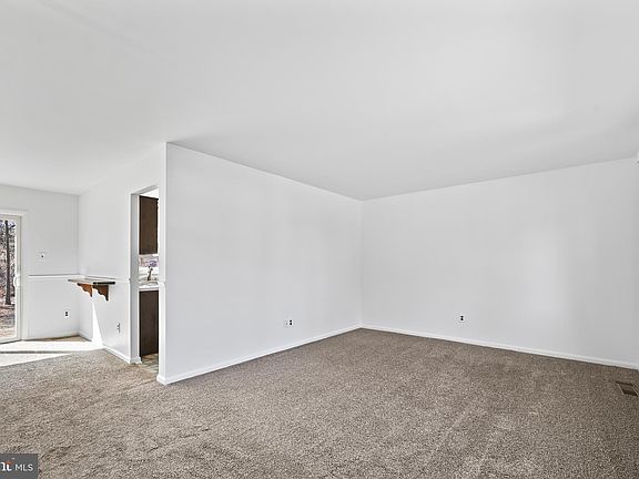 4th image of 1265 Redwood Ct