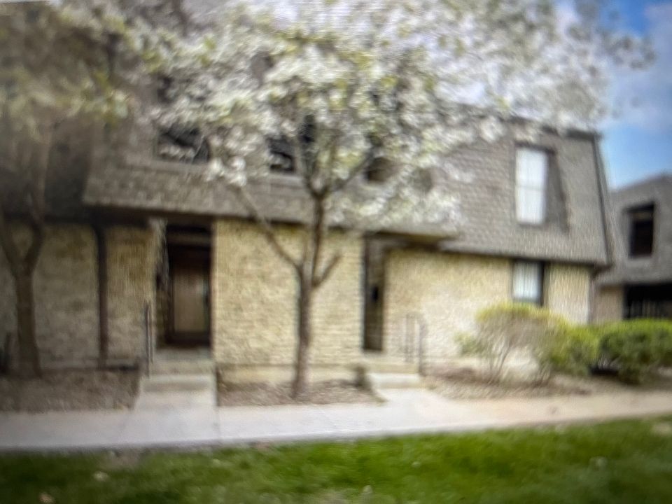 Large Updated 1 Bedroom 2 Bathroom unit with extended Living room and updated kitchen all stainless steel appliances! Large store unit included. Great Location! Heart of Overland Park!