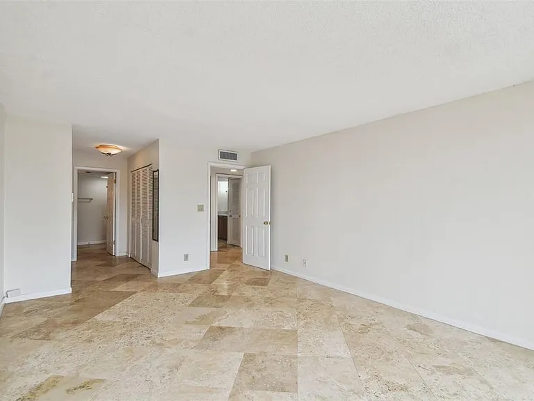 100 Oakmont Ln #106 — Photo 35