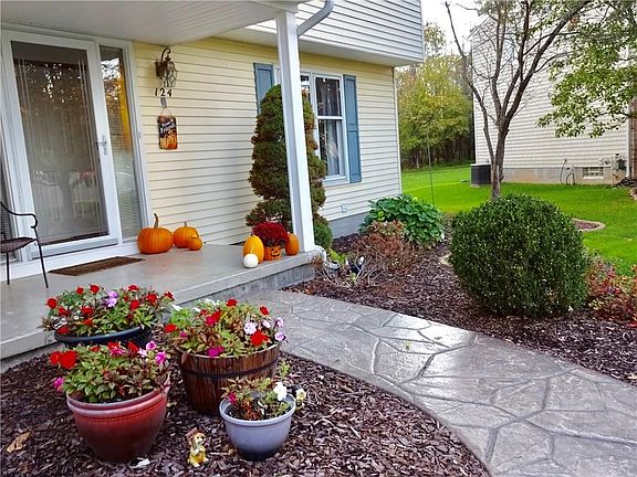 2nd image of 124 Heather Dale Cir