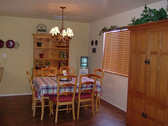 Breakfast nook adjacent to kitchen & downstairs family room