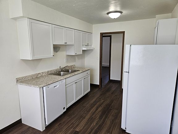 2nd image of 927 Louise St #2