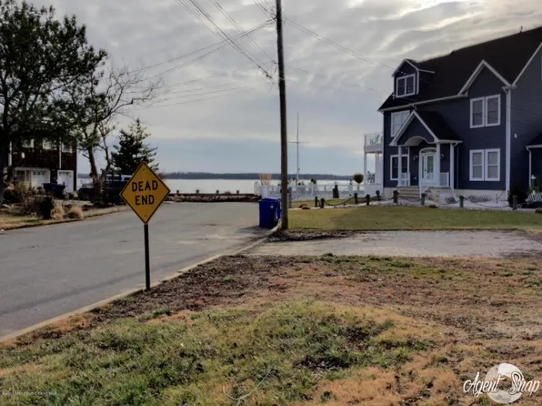 8 Bay Breeze Dr, Toms River, NJ 08753