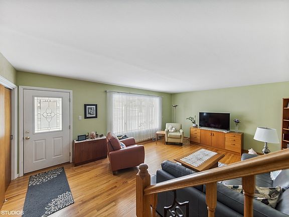 5th image of 567 Coolidge Ave