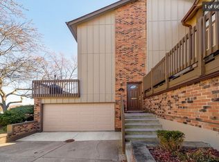 11 Windward Cir, Willowbrook, IL 60527