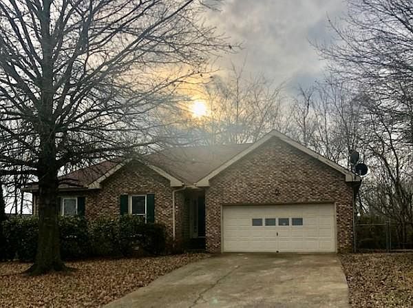 1st image of 800 Parkview Ct
