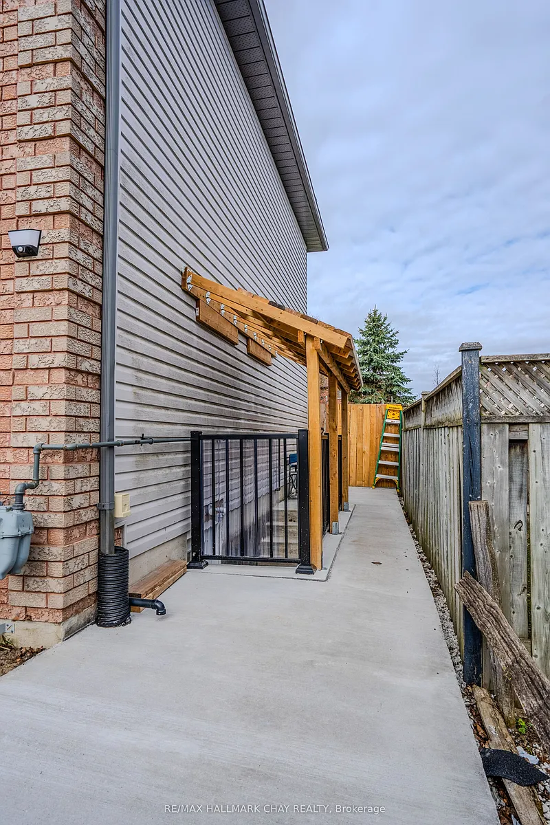 Building Photo - 19 Julie St #LOWER