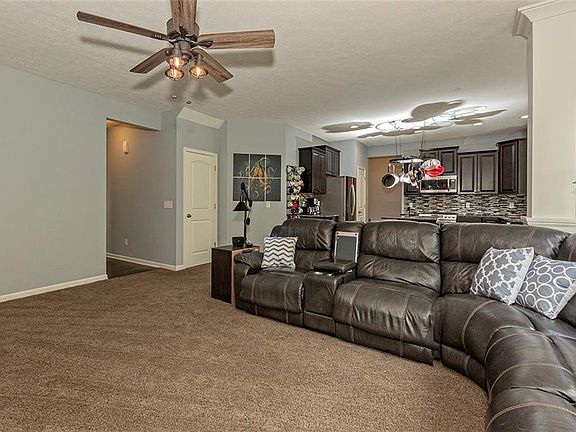 5th image of 577 Dover Dr