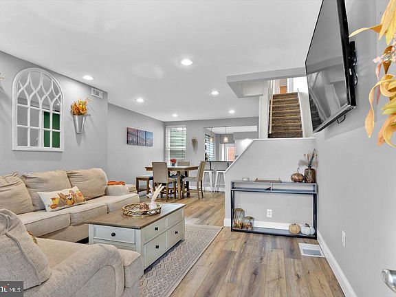 2nd image of 2517 E Monmouth St