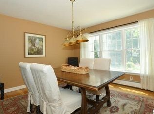 5 Susan Ln, Dix Hills, NY 11746