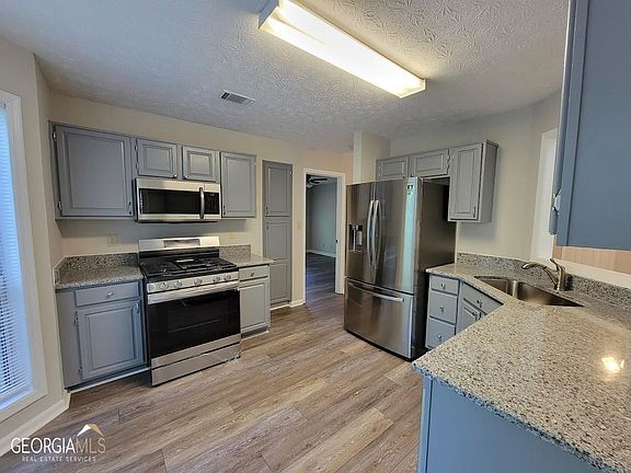 5th image of 806 Bedford Park