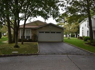 20 Greenwich Ct, Holbrook, NY 11741