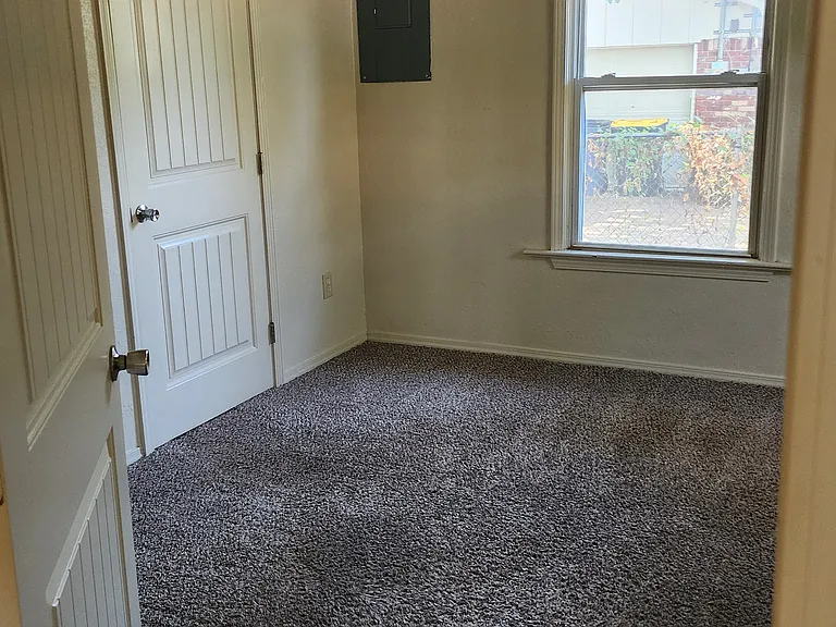 513 N Forest St — Photo 15