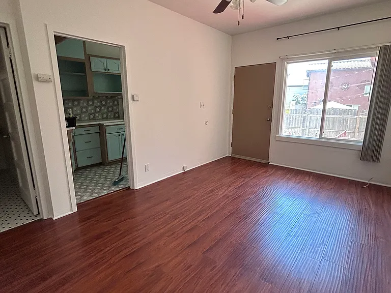 1570 Hazelwood Ave #1570 — Photo 3