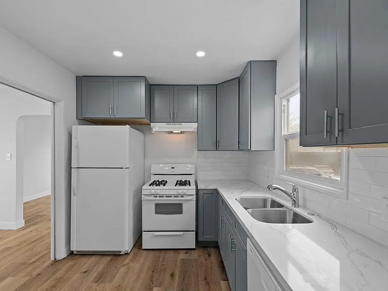 1304 Corona St — Photo 3