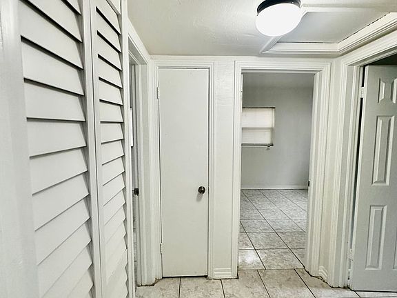 4th image of 1624 Queensway Rd