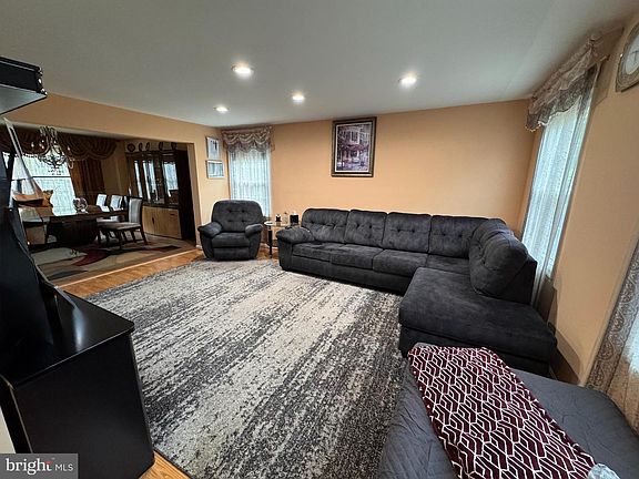 5th image of 2067 E Wellington Rd