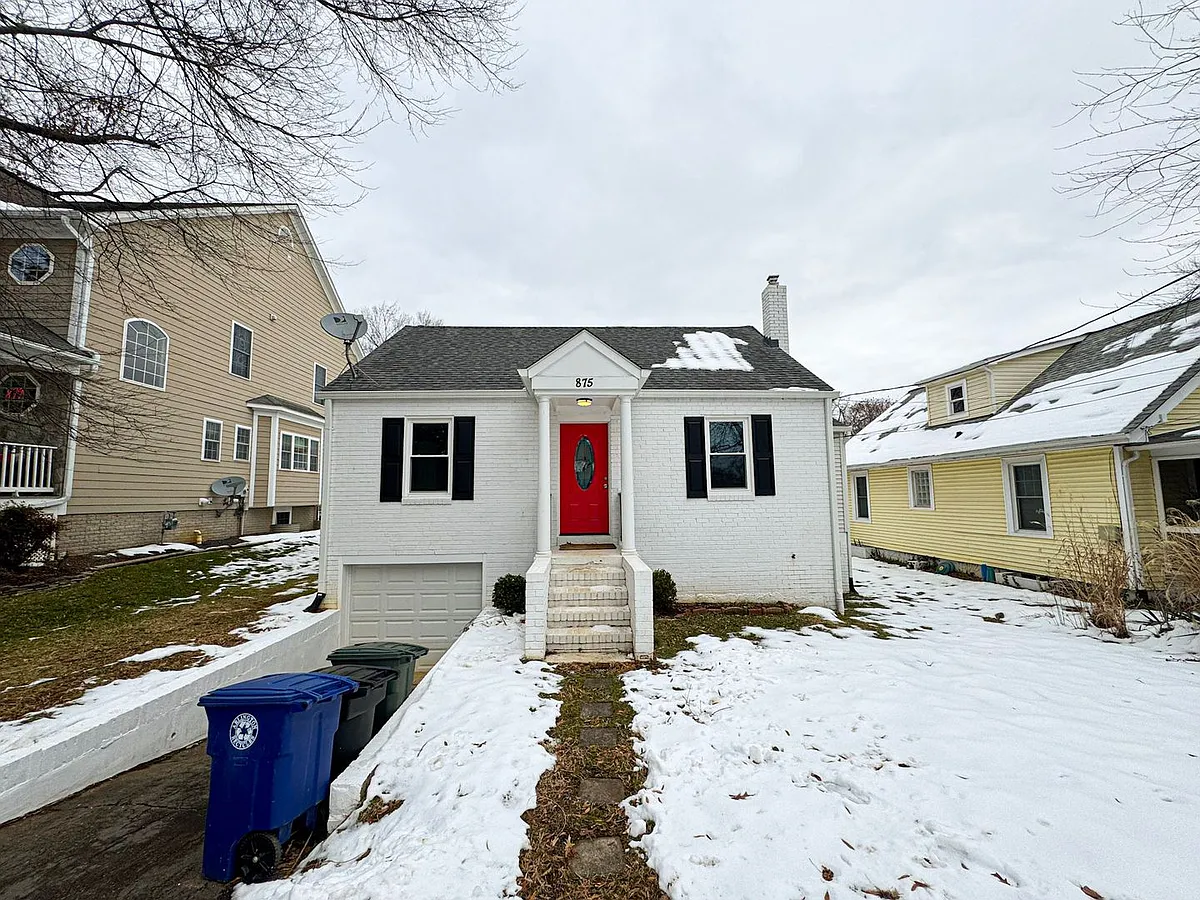 Building Photo - 875 N Greenbrier St