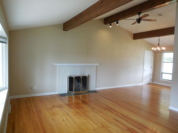 Living room w/ vaulted ceiling & ceiling fan