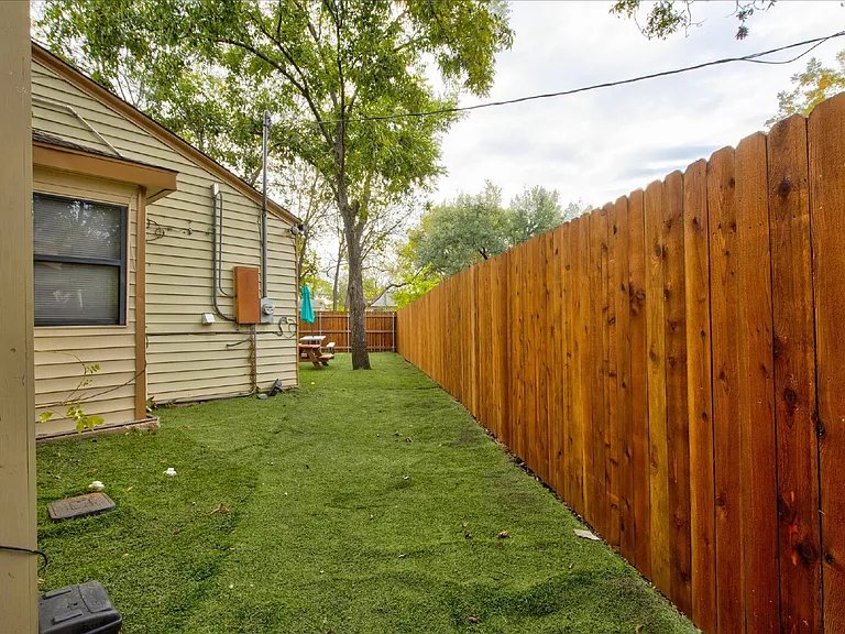 2801 W Biddison St — Photo 32