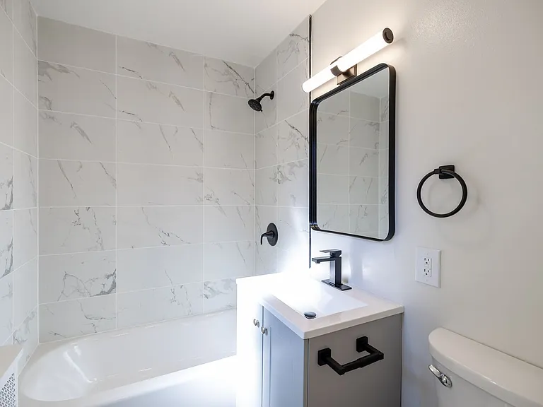 Lakeview Apartments — Photo 27