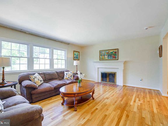 4th image of 9421 Winterberry Ln