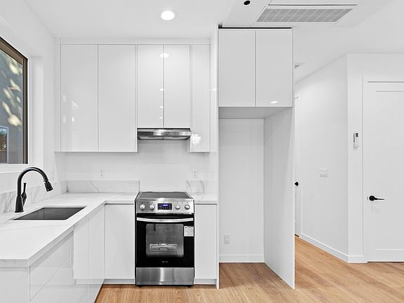 5th image of 6844 Cedros Ave