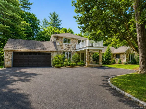 32 Valley Road, Old Westbury, NY 11568